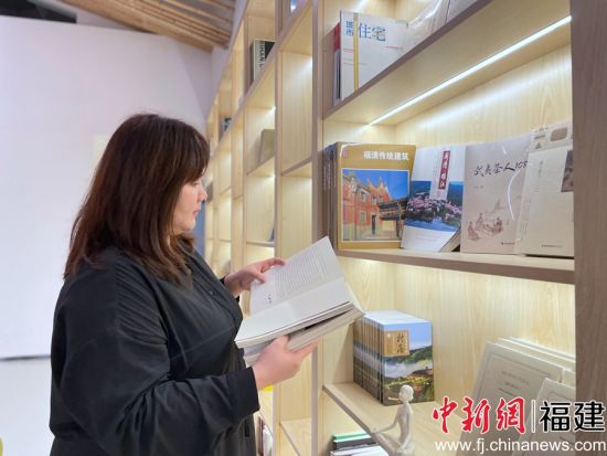 张瑜心在翻阅资料。彭莉芳 摄 张瑜心在翻阅资料。彭莉芳 摄