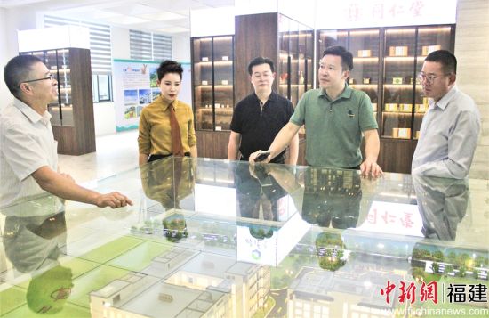 了解企业发展情况。林榕生 摄