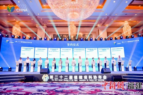 图为签约仪式。