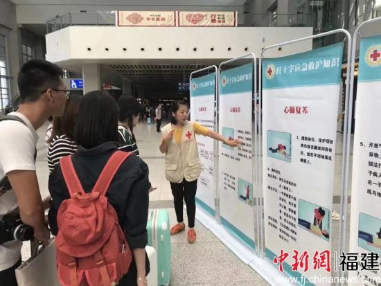 陈霞（右一）在火车站普及急救知识。受访者 供图