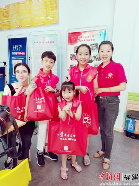 图为陈霞（右一）带着大女儿（右二）和小女儿（右三）一起去社区慰问困难群众。受访者 供图
