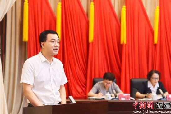 宁德市政协副主席黄家盛作《关于统筹职业教育资源 更好助力产业发展》调研报告。吴允杰 摄