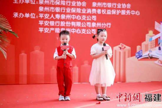 两名小朋友共同演绎闽南童谣。