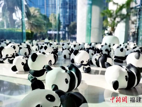  此次“大熊猫巡展”是首次落地厦门，1864只由艺术家韩美林授权设计的大熊猫纸雕塑作品备受关注。
