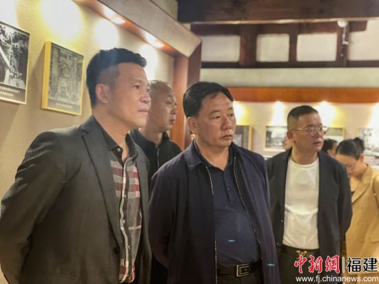  宁德市政协课题调研组参观考察梁金山故居。吕巧琴 摄