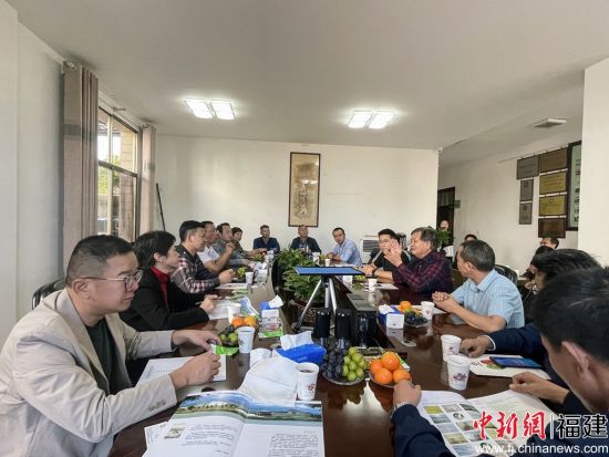  宁德市政协课题调研组参观考察位于云南大理州宾川县的台资企业。