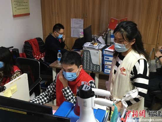  观风亭社区党委书记陈绿漪(右)与志愿者共同开展社区疫情防控流调工作。