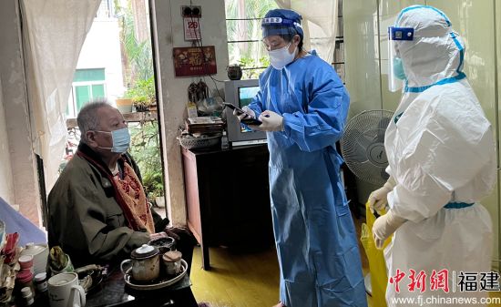  观风亭社区组织相关人员上门为行动不便老人做核酸采样。