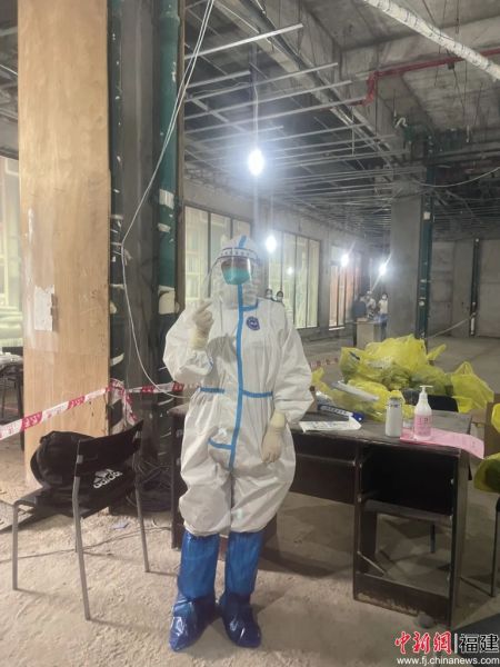 林水玉前往社区支援核酸采集工作。