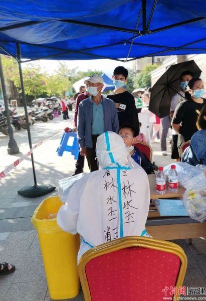 林水玉前往社区支援核酸采集工作。