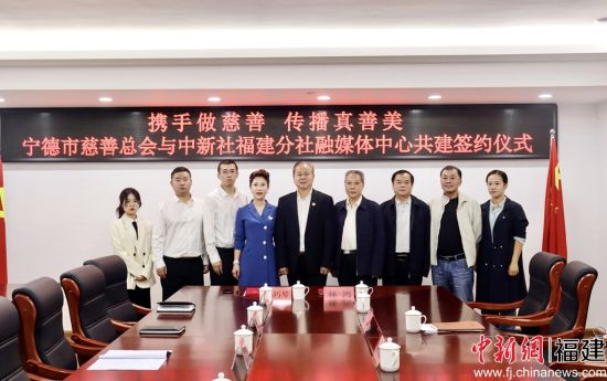 合影留念。吴允杰 摄