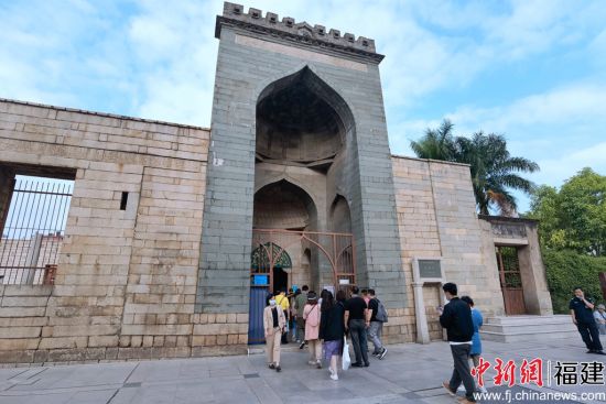 海外华媒人士走进中国现存最古老的伊斯兰教寺——泉州清净寺。