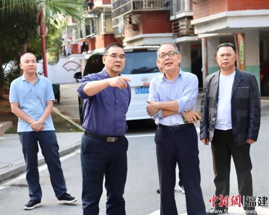  考察正在筹建、共建的华侨新村社区“党建聚侨心”广场。吴允杰 摄