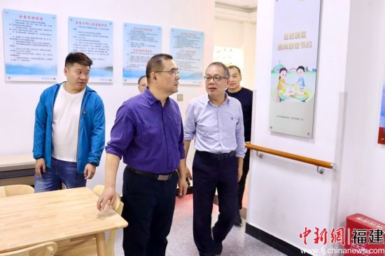 参观华侨新村社区互助孝老食堂。吴允杰 摄