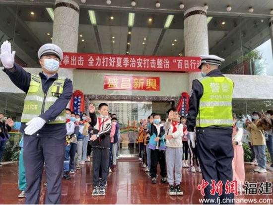 图为交通安全系列研学活动现场。