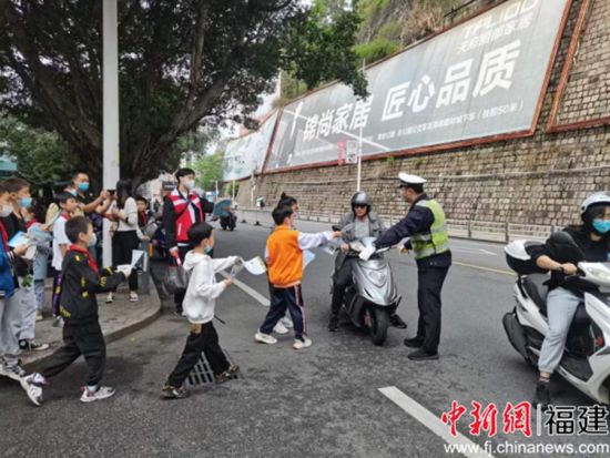 图为交通安全系列研学活动现场。