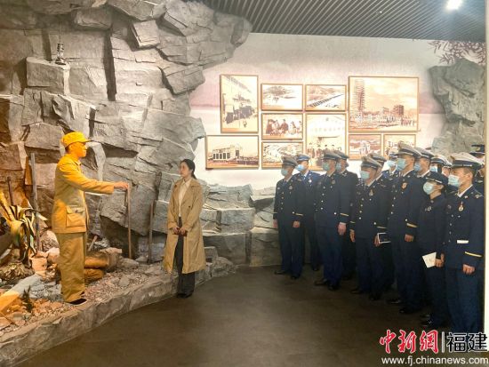  “大美福建展画卷 共产党员话新篇"沉浸式互动观展活动现场。任杰 摄