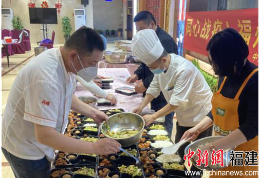 井礼•山海宴的工作人员在为抗疫一线工作者准备爱心餐，井礼•山海宴供图