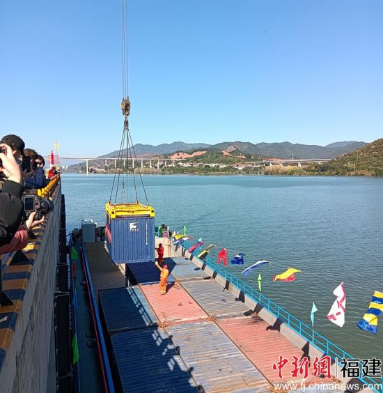 　　闽江干流复航暨南平港开港活动现场。 林敏摄