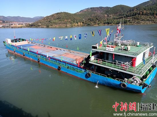 　　“武夷2号”鸣笛离港。林敏 摄