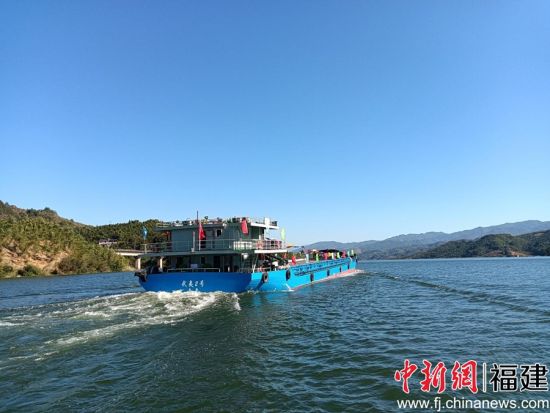 　　“武夷2号”鸣笛离港。林敏 摄