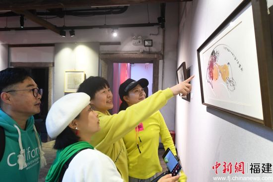 “花鸟报春—福建省花鸟画扇面作品邀请展”吸引观众观看。记者 刘可耕 摄