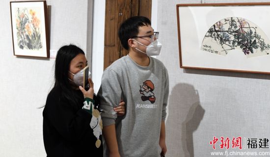 观众观看展览。记者 刘可耕 摄