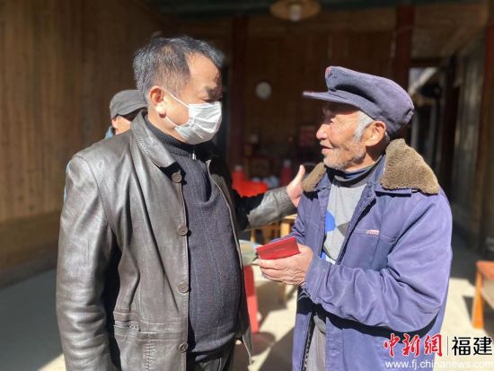 宁德市慈善总会常务副会长、秘书长江叶才(左一)慰问蕉城区困难群众。 宁德市慈善总会常务副会长、秘书长江叶才(左一)慰问蕉城区困难群众。