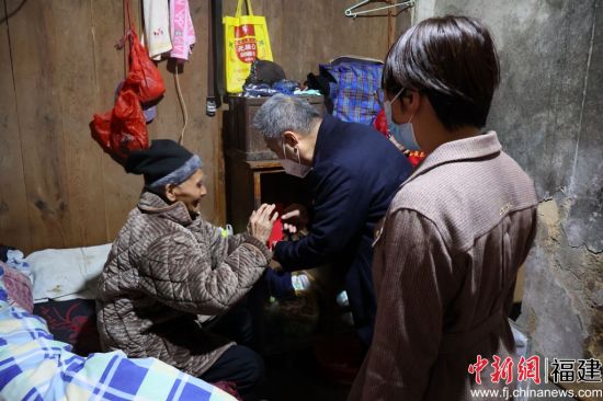 宁德市慈善总会副会长凌庆贤(中)慰问屏南县困难群众。 宁德市慈善总会副会长凌庆贤(中)慰问屏南县困难群众。
