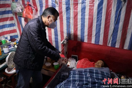 宁德市慈善总会副会长池浩慰问霞浦县困难群众。 宁德市慈善总会副会长池浩慰问霞浦县困难群众。