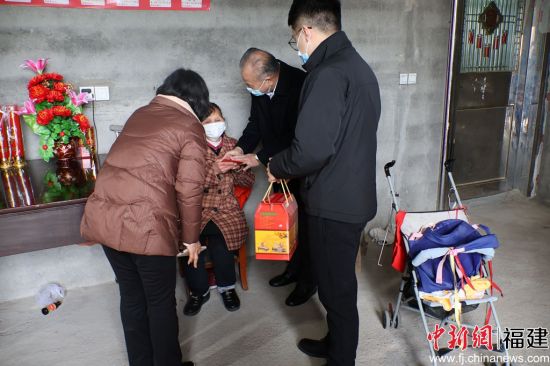 宁德市慈善总会会长林鸿(右二)慰问周宁县困难群众。 宁德市慈善总会会长林鸿(右二)慰问周宁县困难群众。