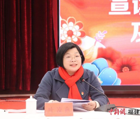 蕉城区委常委、统战部部长叶凌燕宣读2022年度各类突出贡献企业及企业家表扬的通报。 蕉城区委常委、统战部部长叶凌燕宣读2022年度各类突出贡献企业及企业家表扬的通报。