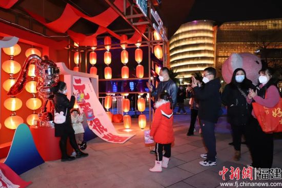 市民拍照打卡。 市民拍照打卡。