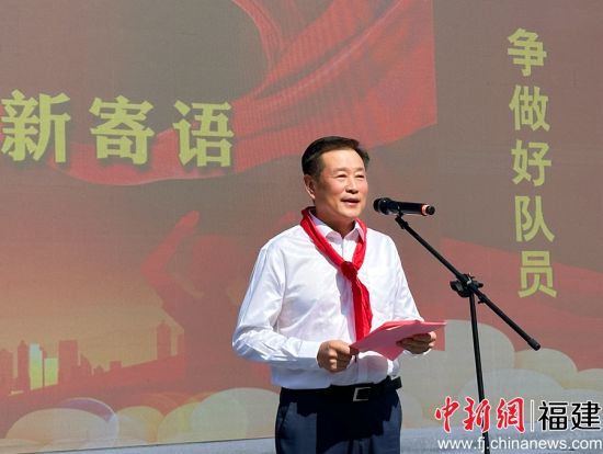  宁德市委书记梁伟新向全市少先队员们送上节日寄语。吴允杰 摄