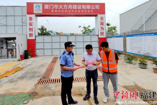  图为厦门市集美区城市管理局工作人员走进工地进行文明施工宣传，严控施工噪音。