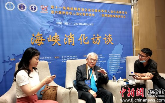  台湾消化系内视镜医学会理事长邱正堂教授接受媒体采访。杨伏山 摄