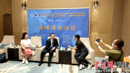  承办大会的厦门大学附属中山医院党委书记吴启锋向媒体介绍论坛有关情况。杨伏山 摄