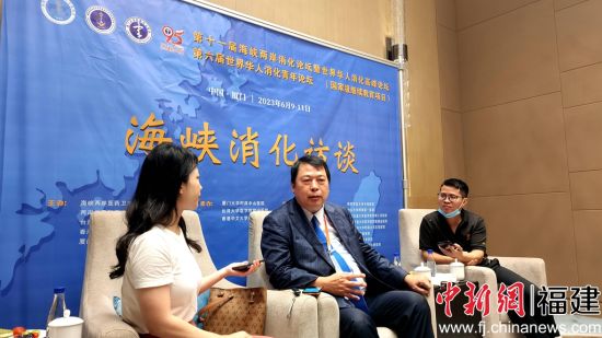 高雄医学大学副校长吴登强教授接受媒体采访。杨伏山 摄