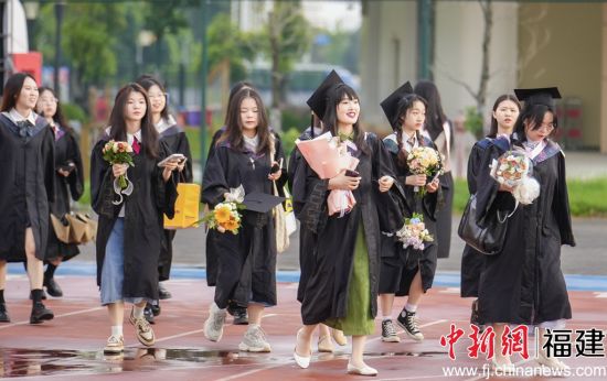 图为毕业生合影留念。高雅摄 图为毕业生合影留念。高雅摄