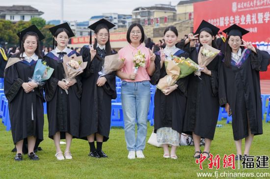 图为毕业生合影留念。高雅摄 图为毕业生合影留念。高雅摄