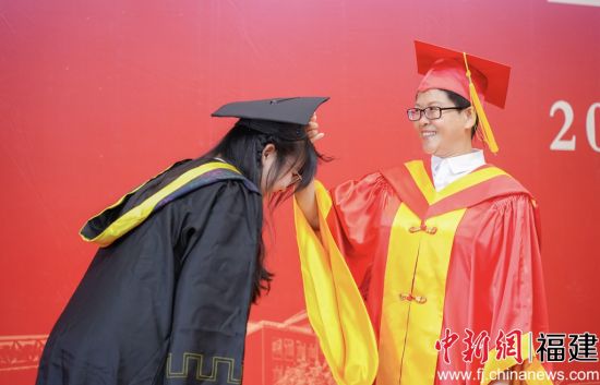 图为杨林香院长为毕业生拨穗。黄剑琳摄 图为杨林香院长为毕业生拨穗。黄剑琳摄