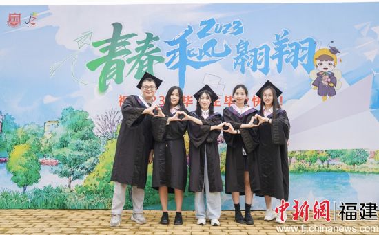 图为毕业生合影留念。高雅摄 图为毕业生合影留念。高雅摄