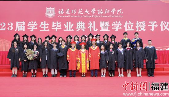 图为毕业生合影留念。高雅摄 图为毕业生合影留念。高雅摄