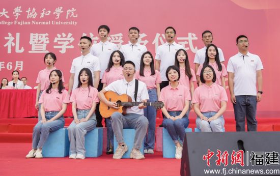 图为师生同台演出。黄剑琳摄 图为师生同台演出。黄剑琳摄
