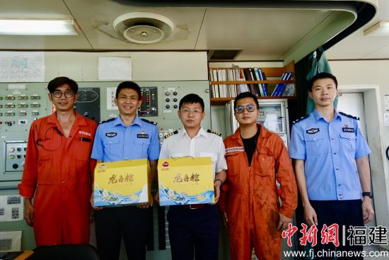  6月20日，平潭边检站移民管理警察登上台北快轮为台湾船员送粽子。李宗艺 摄