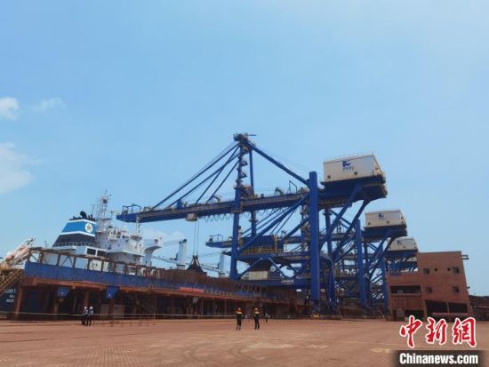 21日,在莆田市东吴港区罗屿9号泊位,马绍尔群岛籍“圣卡伦”轮正在紧张卸载29万多吨铁矿。 龙敏 摄 21日,在莆田市东吴港区罗屿9号泊位,马绍尔群岛籍“圣卡伦”轮正在紧张卸载29万多吨铁矿。 龙敏 摄