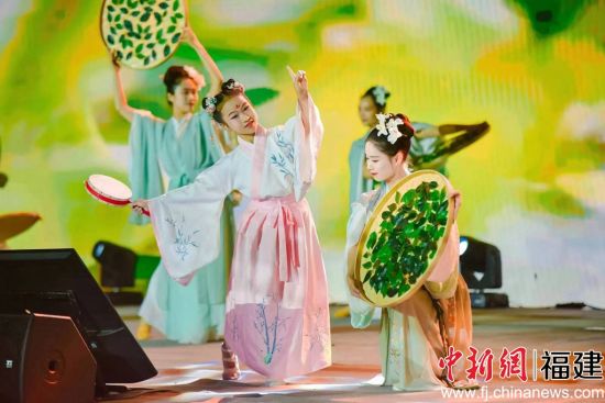 文艺节目表演。
