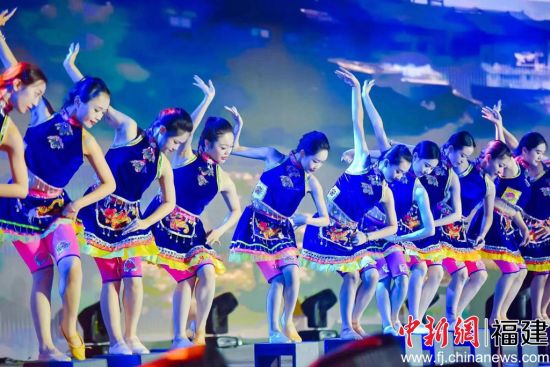 文艺节目表演。