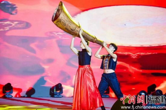 文艺节目表演。
