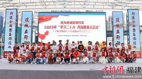 合影留念。吴允杰 摄